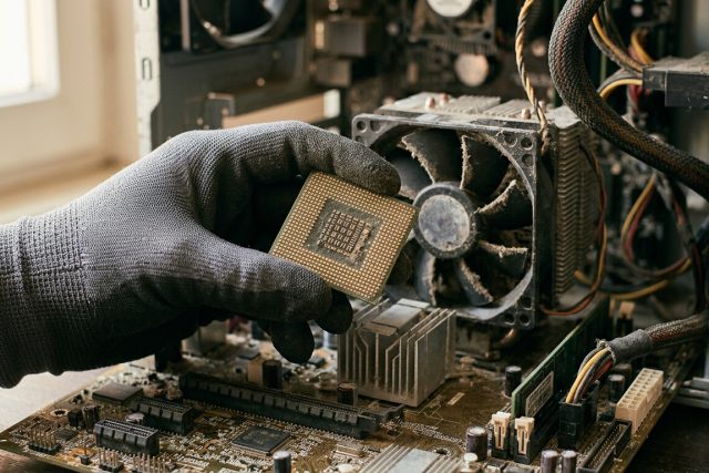 Když procesor přestane stačit: starý CPU, nový Windows a AI