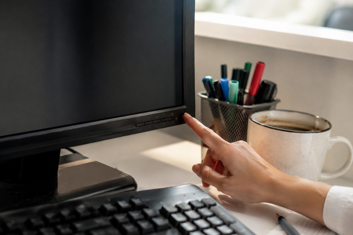 Monitor nesvítí! Detektivka o jednom knoflíku — hlavní obrázek článku