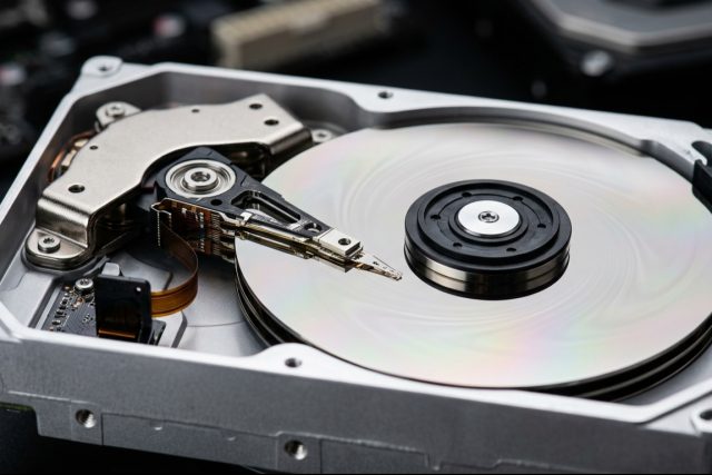 Životnost hardwaru: kdy dosluhuje disk, počítač i server